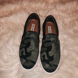 Steve Madden Camo slip ons🥿